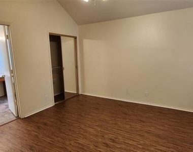 2204 Turf Club Drive - Photo Thumbnail 11