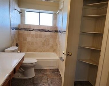 2204 Turf Club Drive - Photo Thumbnail 12