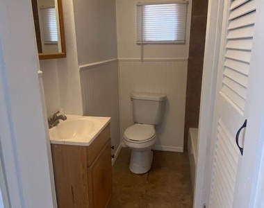726 Ross Avenue - Photo Thumbnail 7