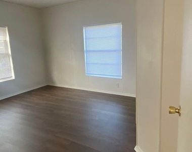 726 Ross Avenue - Photo Thumbnail 4