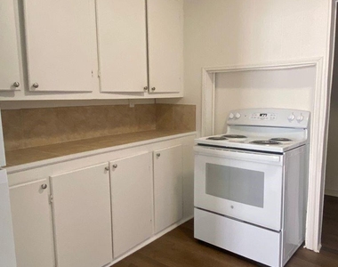 726 Ross Avenue - Photo Thumbnail 6