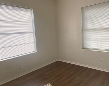 726 Ross Avenue - Photo Thumbnail 3