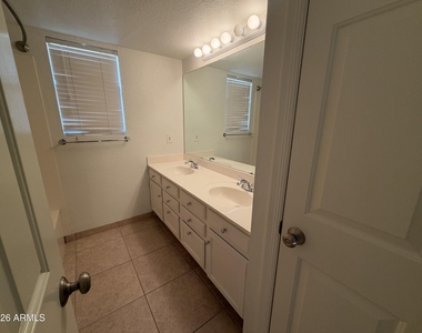 5801 E Paradise Lane - Photo Thumbnail 11