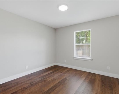 2204 Dunloe Avenue - Photo Thumbnail 17