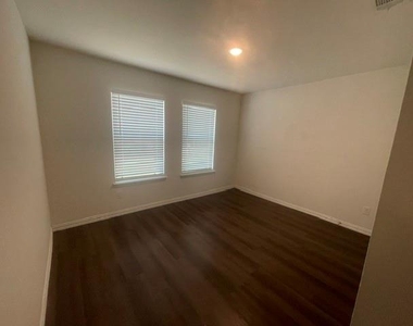 413 E Hull Street - Photo Thumbnail 12