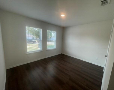 413 E Hull Street - Photo Thumbnail 7