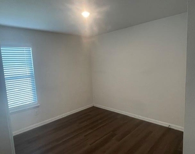 413 E Hull Street - Photo Thumbnail 9