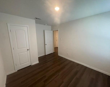 413 E Hull Street - Photo Thumbnail 6