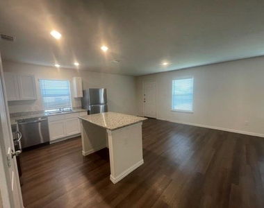 413 E Hull Street - Photo Thumbnail 4