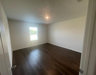 413 E Hull Street - Photo Thumbnail 13
