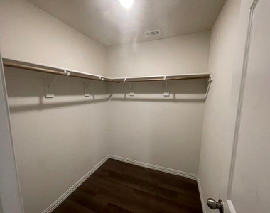 413 E Hull Street - Photo Thumbnail 15