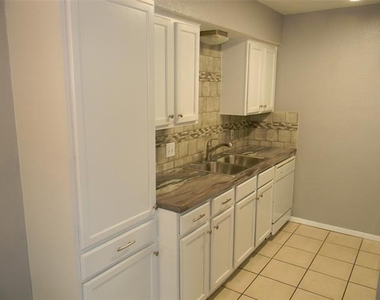 7024 Crosstimbers Lane - Photo Thumbnail 5