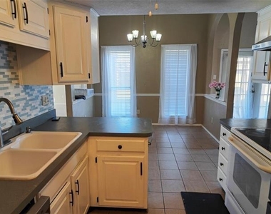 2513 Crown Circle - Photo Thumbnail 11