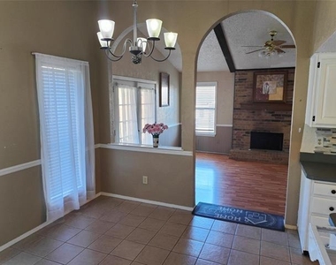 2513 Crown Circle - Photo Thumbnail 10