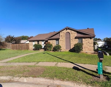 2513 Crown Circle - Photo Thumbnail 1