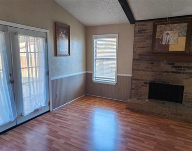 2513 Crown Circle - Photo Thumbnail 2