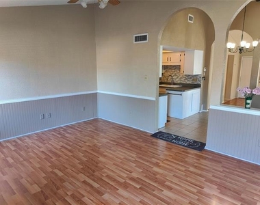 2513 Crown Circle - Photo Thumbnail 5