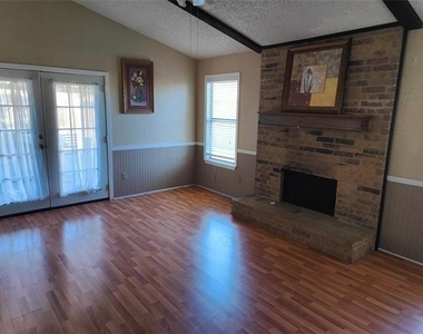 2513 Crown Circle - Photo Thumbnail 4