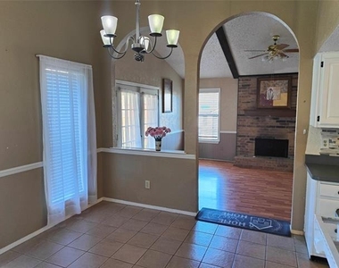 2513 Crown Circle - Photo Thumbnail 9