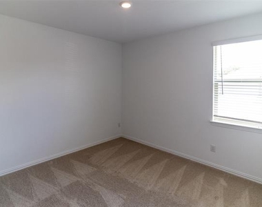 1837 Lake Grove Drive - Photo Thumbnail 7