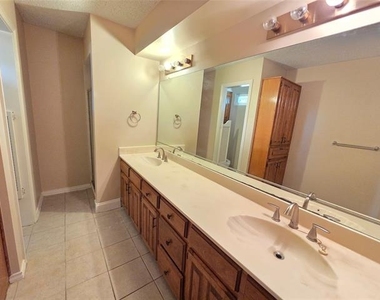 2011 Stradivarius Lane - Photo Thumbnail 11