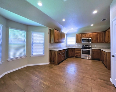 219 Clover Circle - Photo Thumbnail 4
