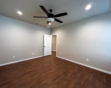 219 Clover Circle - Photo Thumbnail 7