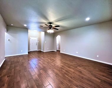 219 Clover Circle - Photo Thumbnail 3