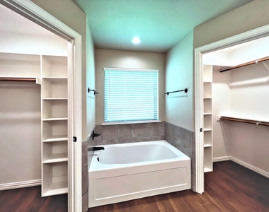 219 Clover Circle - Photo Thumbnail 10