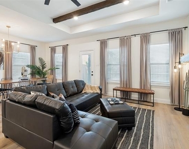 1805 Nomas Street - Photo Thumbnail 3