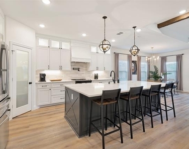 1805 Nomas Street - Photo Thumbnail 11