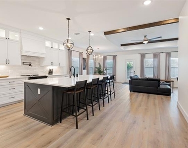 1805 Nomas Street - Photo Thumbnail 10