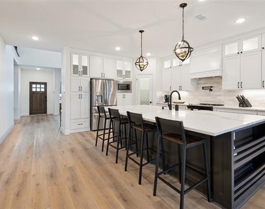 1805 Nomas Street - Photo Thumbnail 8
