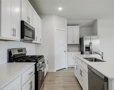 1136 Del Rio Drive - Photo Thumbnail 4