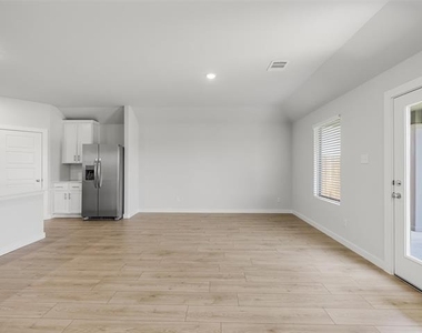 1136 Del Rio Drive - Photo Thumbnail 7