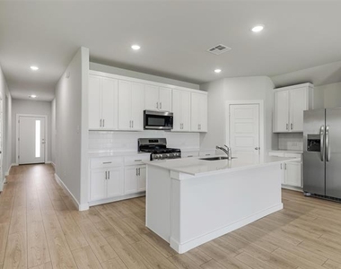 1136 Del Rio Drive - Photo Thumbnail 3