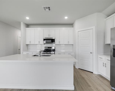 1136 Del Rio Drive - Photo Thumbnail 5