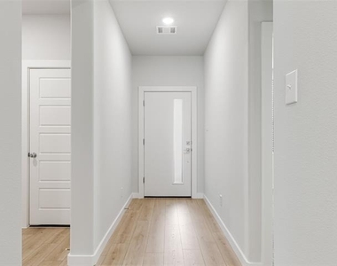 1136 Del Rio Drive - Photo Thumbnail 2