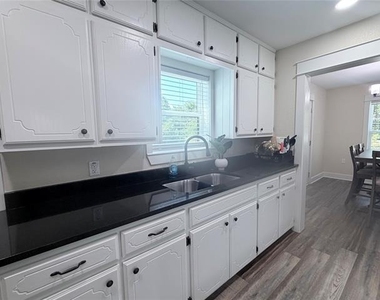 1512 Lexington Street - Photo Thumbnail 9
