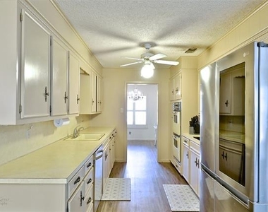 2810 Arrowhead Drive - Photo Thumbnail 5