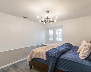 857 Chaucer Drive - Photo Thumbnail 23