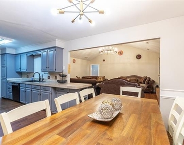857 Chaucer Drive - Photo Thumbnail 8
