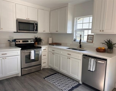 211 Kerby Street - Photo Thumbnail 2