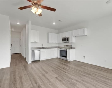 1608 Ash Crescent Street - Photo Thumbnail 7
