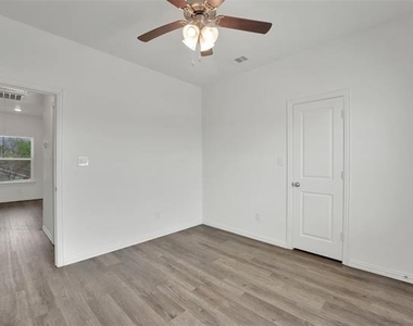 1608 Ash Crescent Street - Photo Thumbnail 13