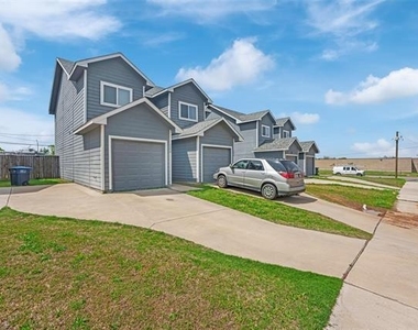 1608 Ash Crescent Street - Photo Thumbnail 2