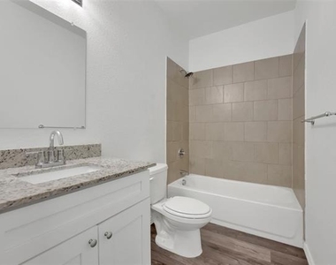 1608 Ash Crescent Street - Photo Thumbnail 14
