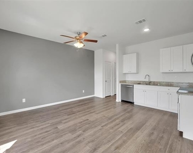 1608 Ash Crescent Street - Photo Thumbnail 8