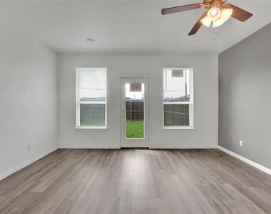 1608 Ash Crescent Street - Photo Thumbnail 9