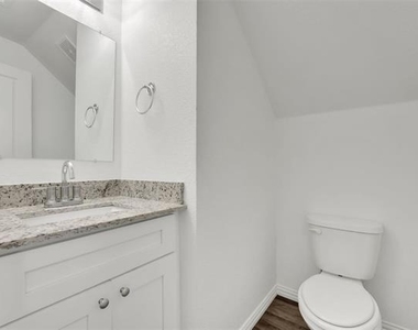 1608 Ash Crescent Street - Photo Thumbnail 4